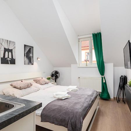 Private Retreat Close To Stations In Praha 3 Esterno foto