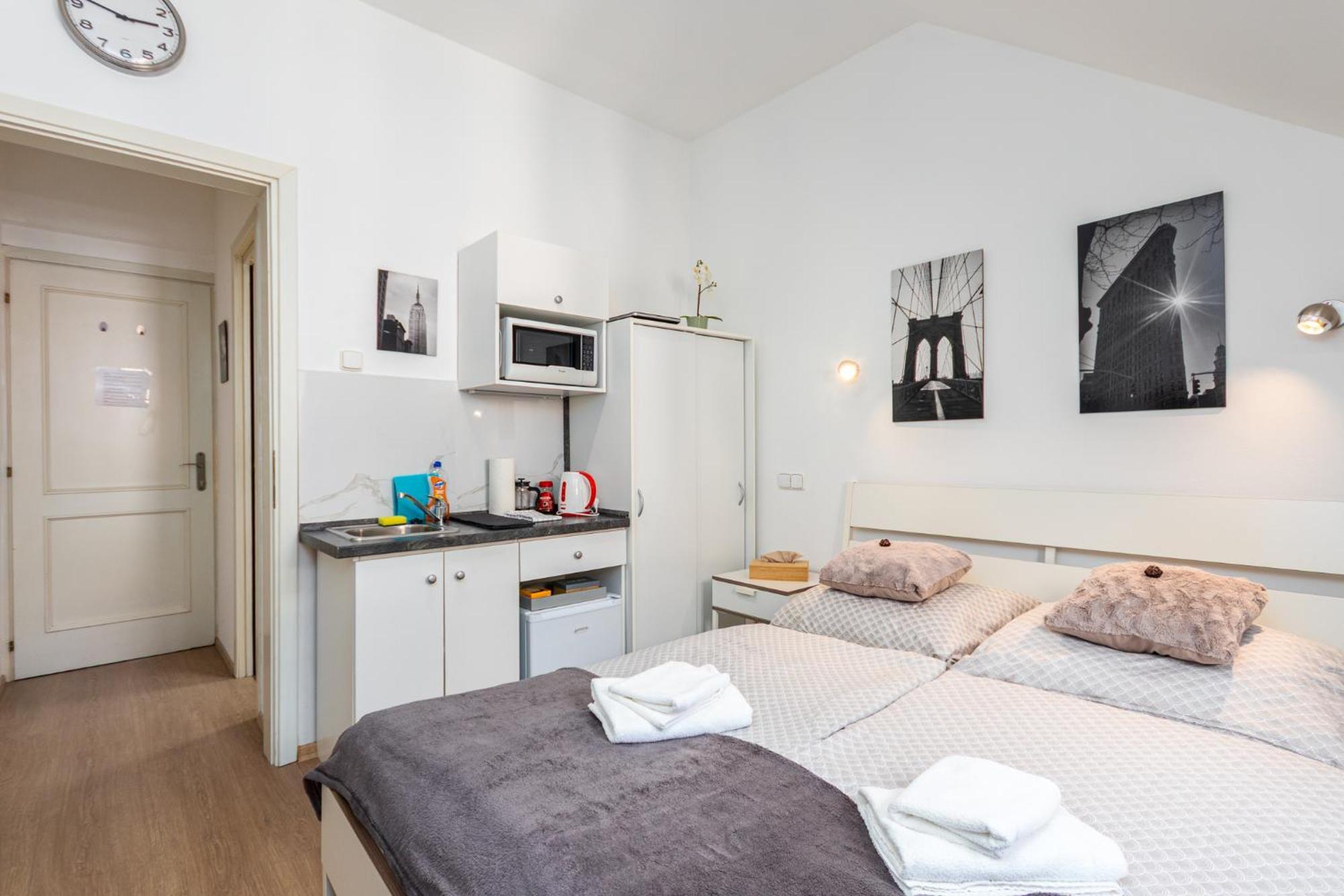 Private Retreat Close To Stations In Praha 3 Esterno foto
