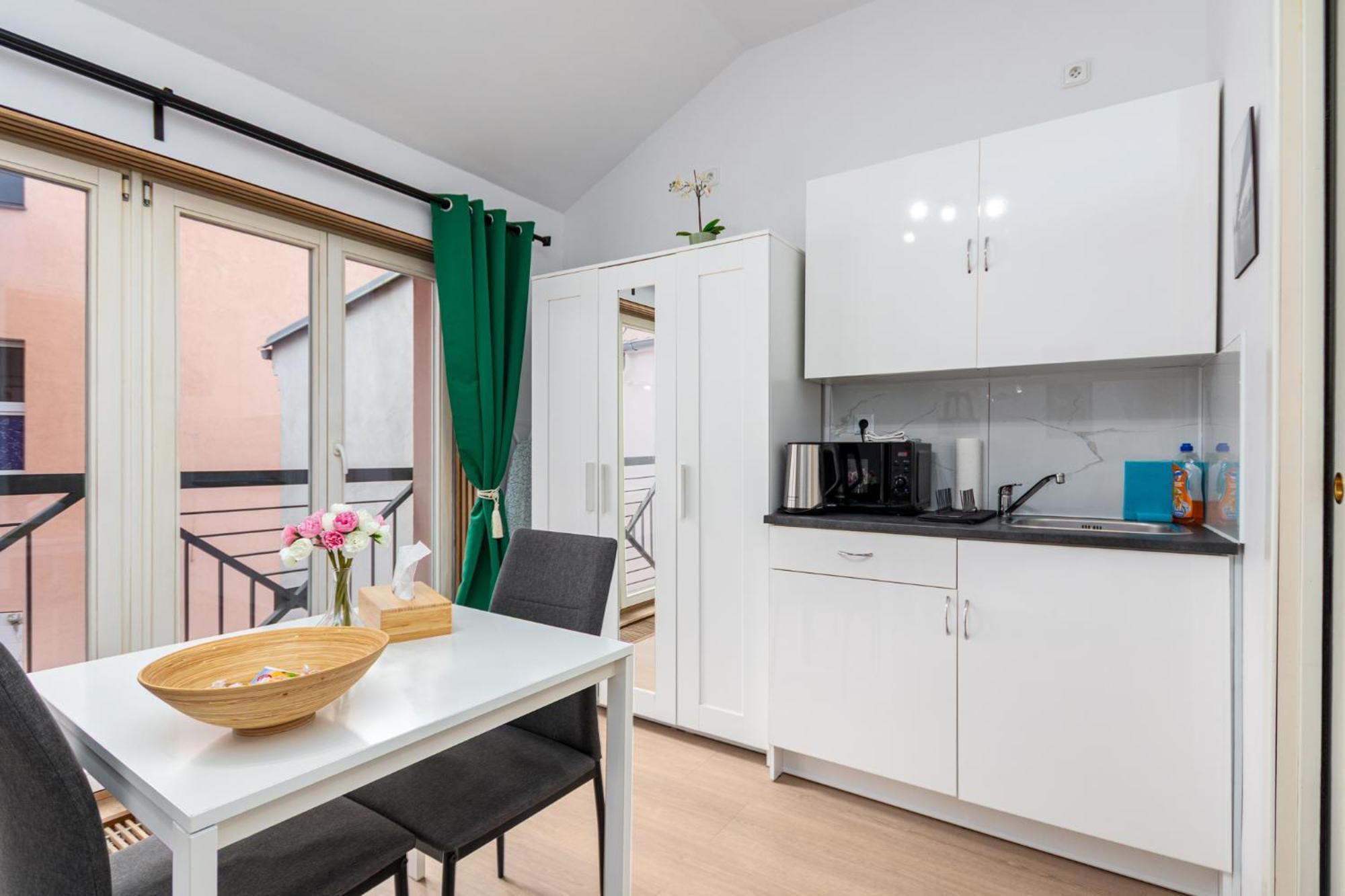 Private Retreat Close To Stations In Praha 3 Esterno foto