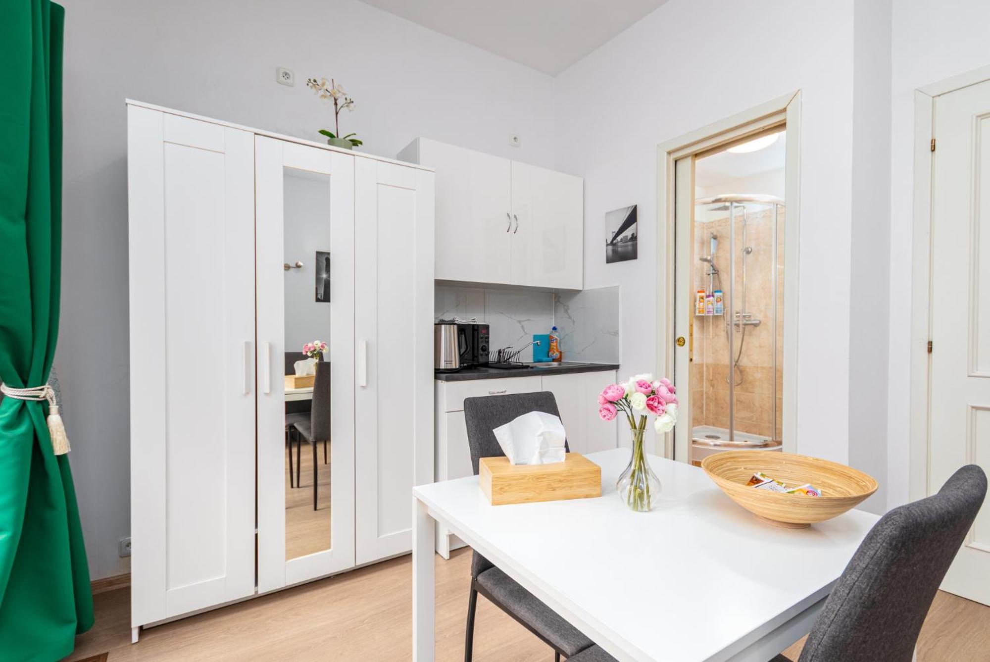 Private Retreat Close To Stations In Praha 3 Esterno foto