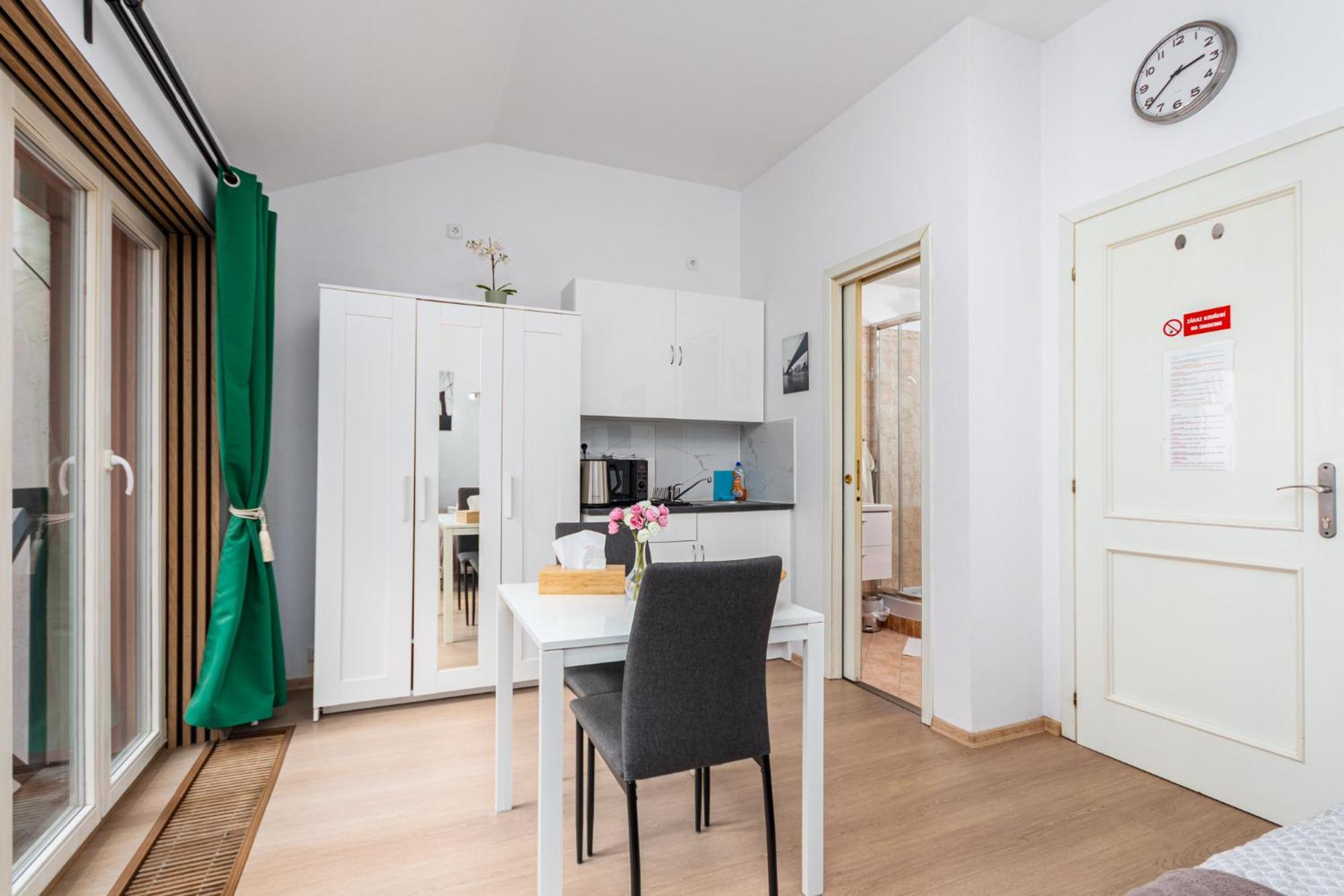 Private Retreat Close To Stations In Praha 3 Esterno foto