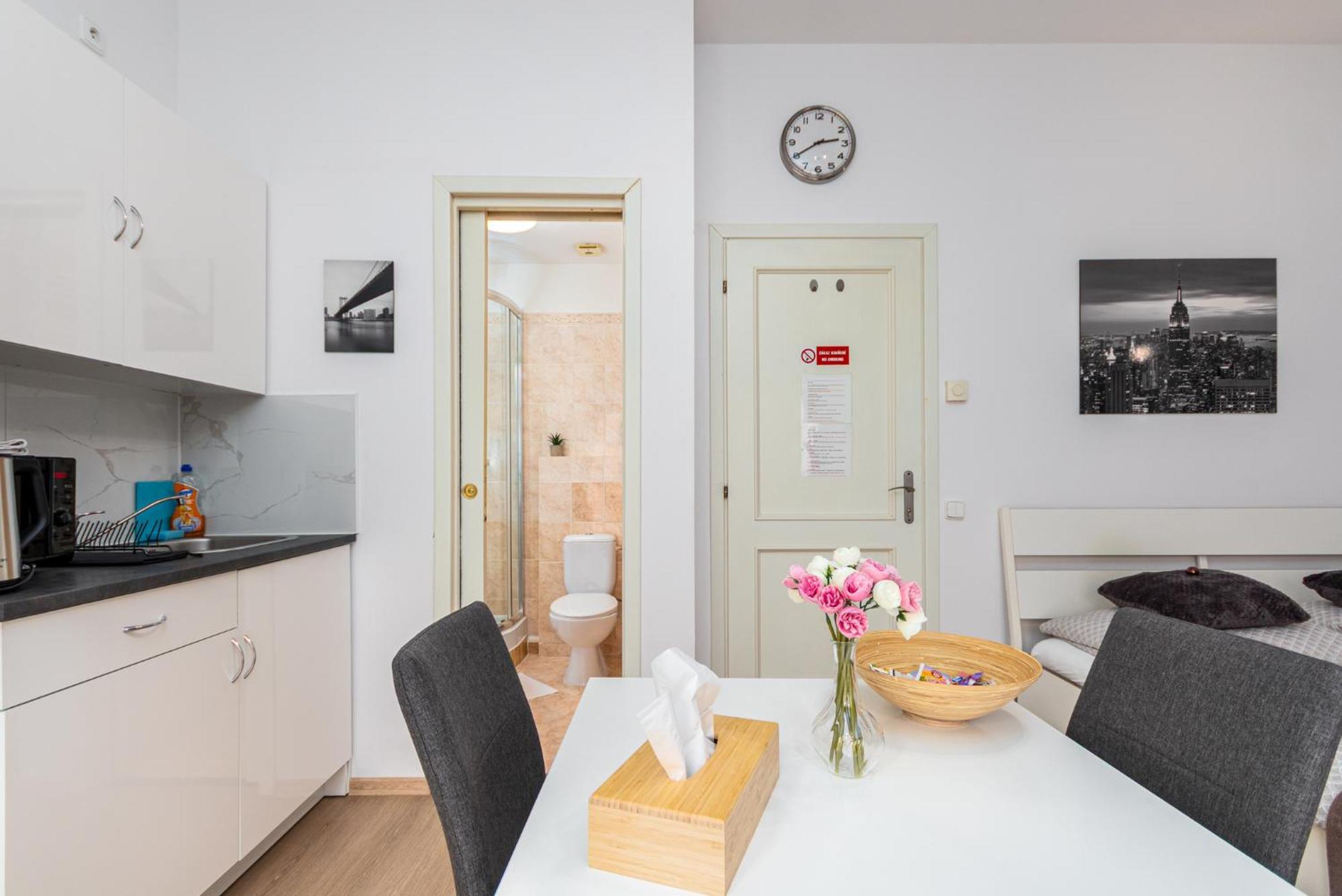 Private Retreat Close To Stations In Praha 3 Esterno foto
