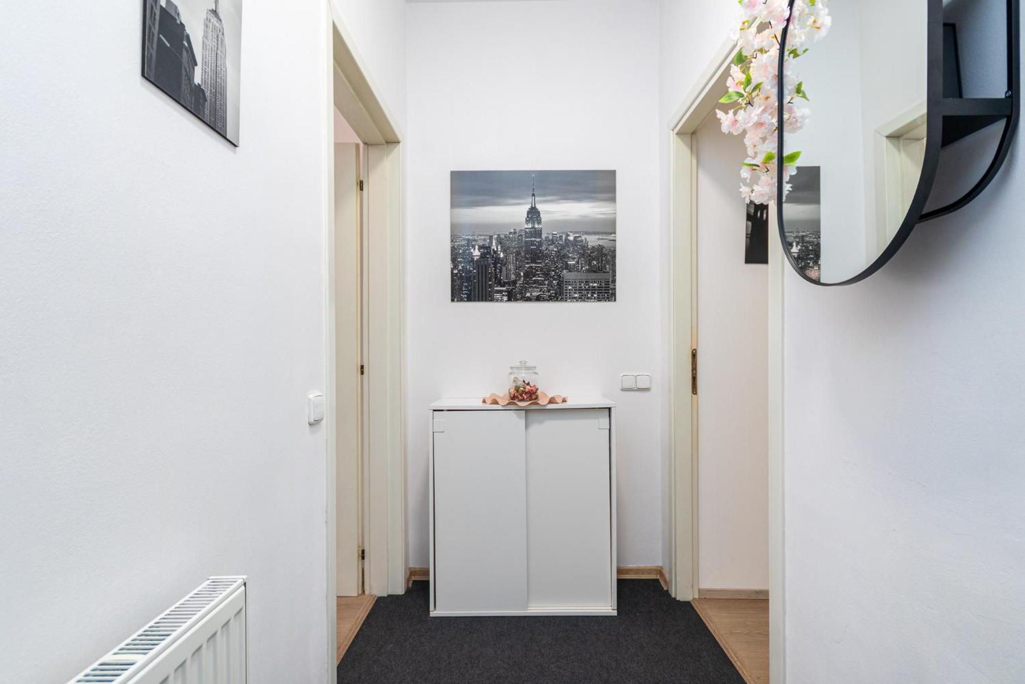 Private Retreat Close To Stations In Praha 3 Esterno foto