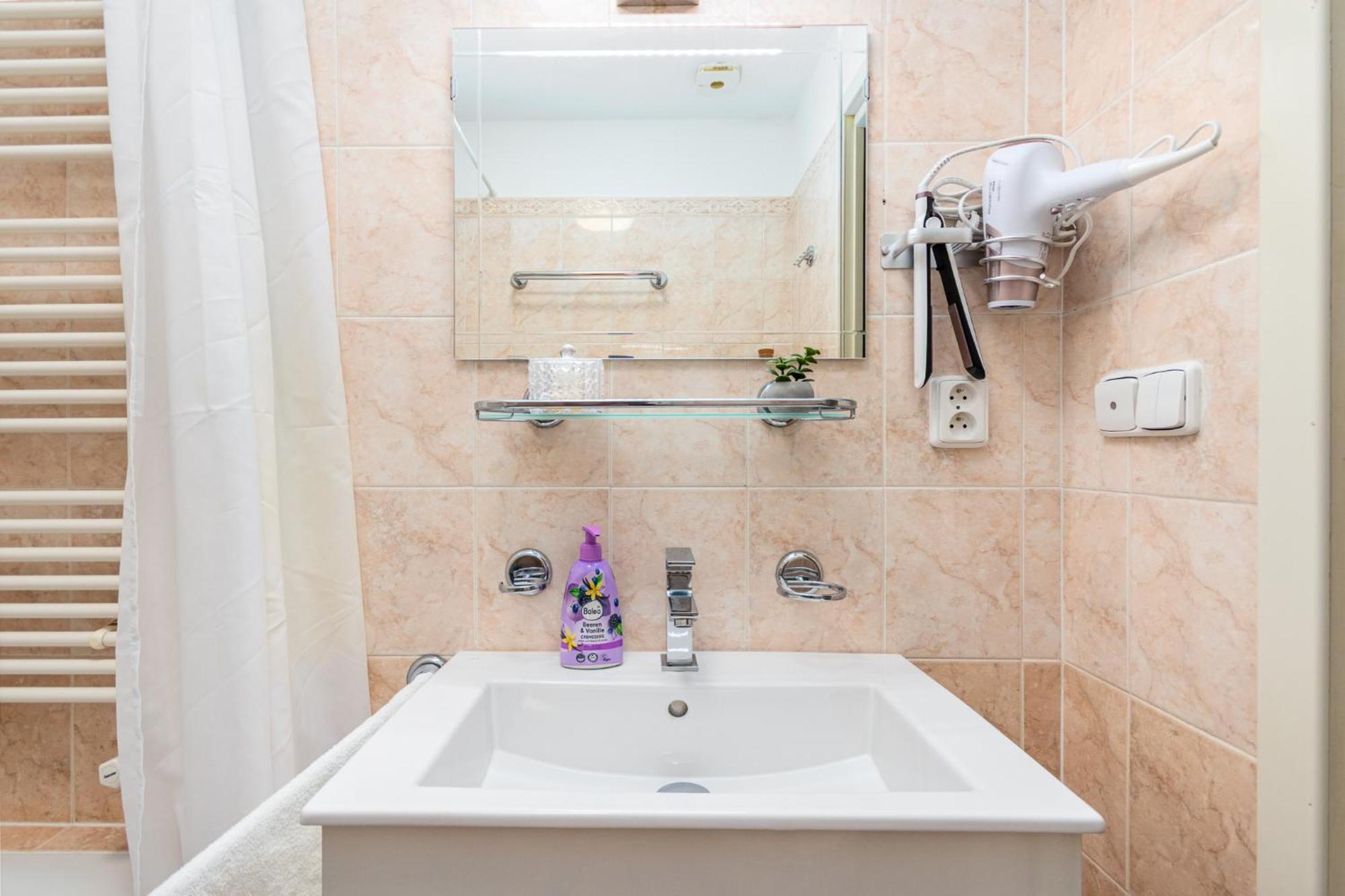 Private Retreat Close To Stations In Praha 3 Esterno foto