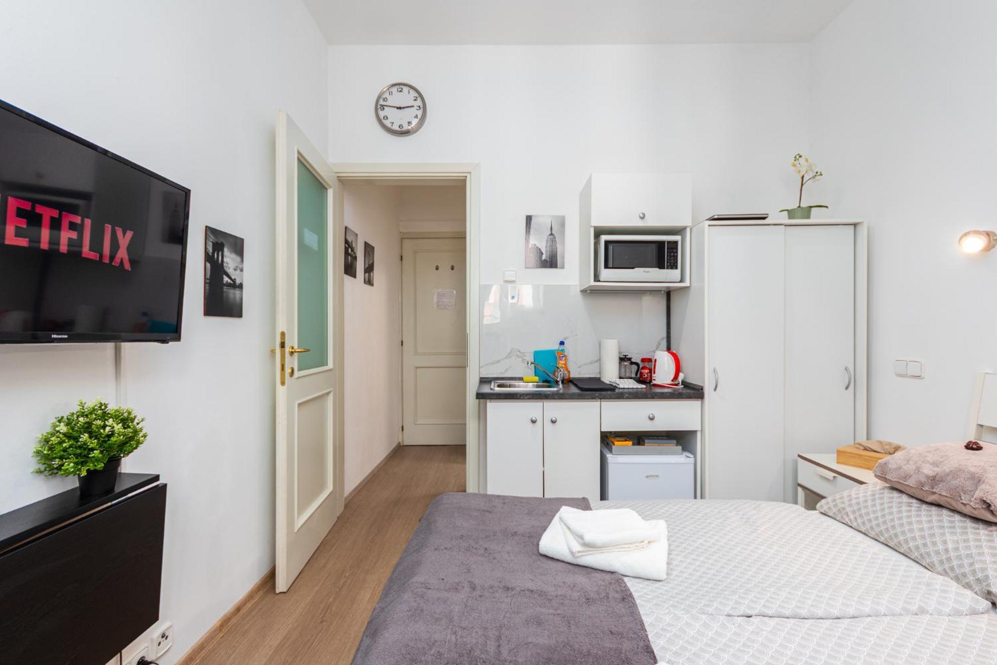 Private Retreat Close To Stations In Praha 3 Esterno foto