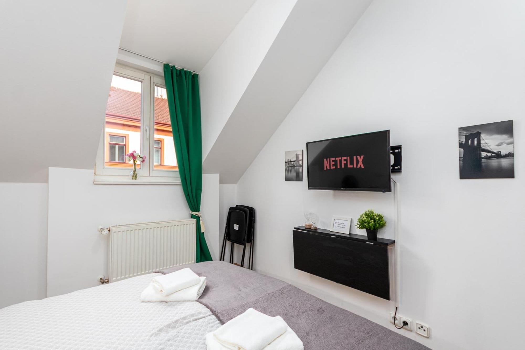 Private Retreat Close To Stations In Praha 3 Esterno foto