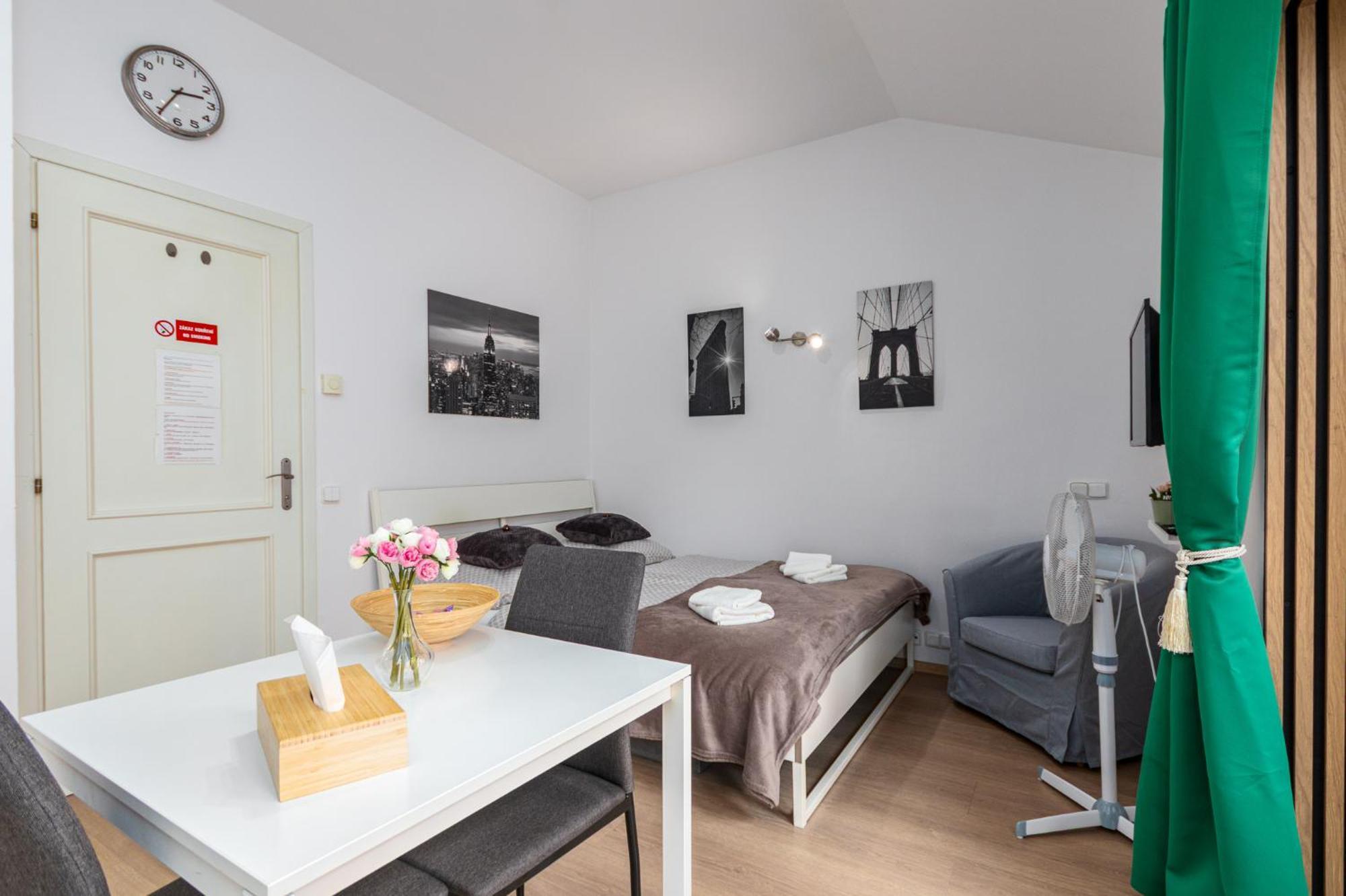 Private Retreat Close To Stations In Praha 3 Esterno foto