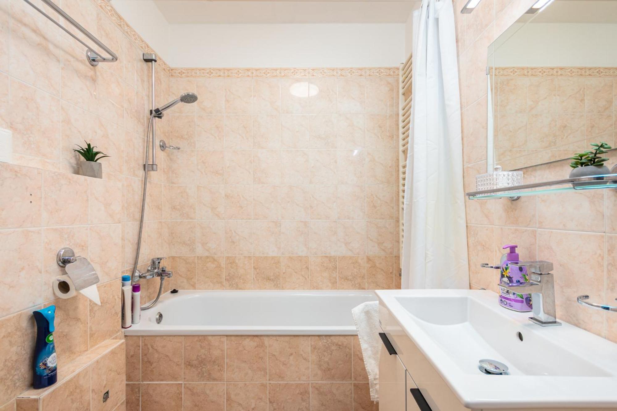 Private Retreat Close To Stations In Praha 3 Esterno foto